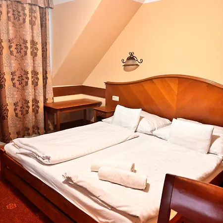 Phoenix Wellness Apartman Panzio מלון דירות