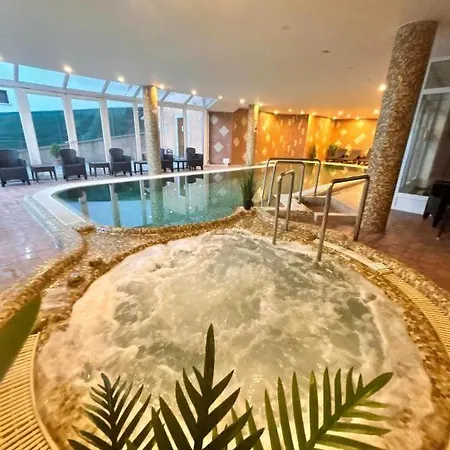 Phoenix Wellness Apartman Panzio מלון דירות 4*