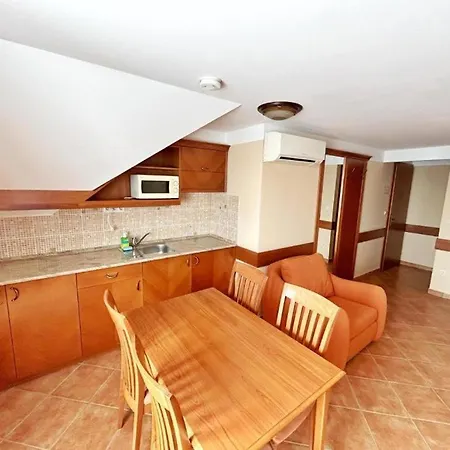 Phoenix Wellness Apartman Panzio מלון דירות 4*