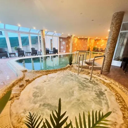 מלון דירות Phoenix Wellness Apartman Panzio 4*