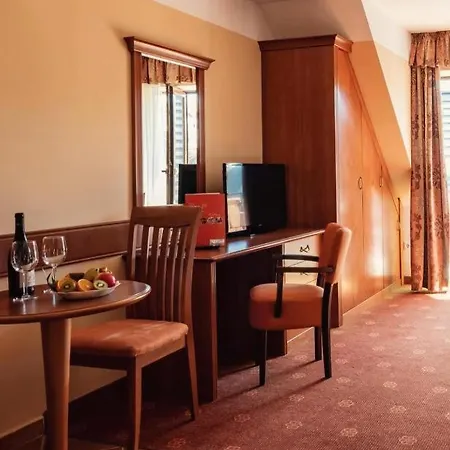 Phoenix Wellness Apartman Panzio מלון דירות 4*