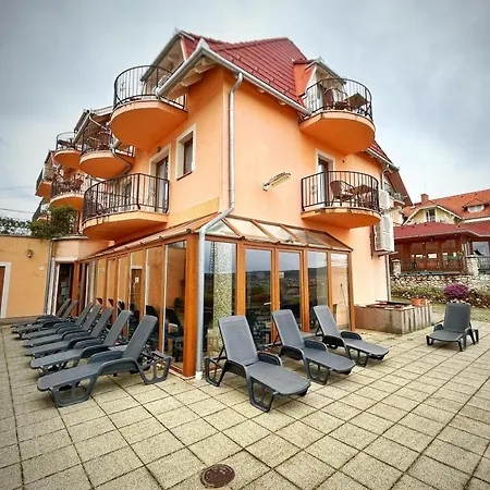 Phoenix Wellness Apartman Panzio מלון דירות 4*