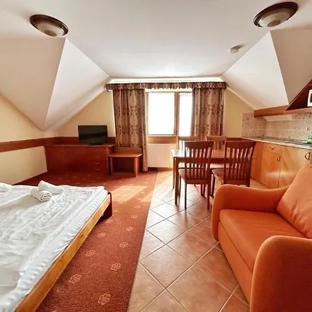Phoenix Wellness Apartman Panzio 4*