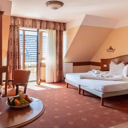 מלון דירות Phoenix Wellness Apartman Panzio 4*