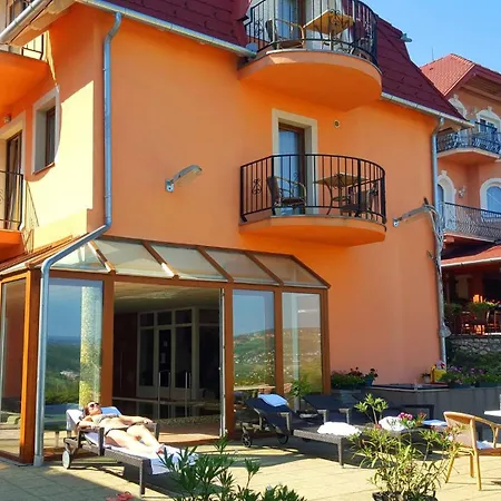 מלון דירות Phoenix Wellness Apartman Panzio 4*